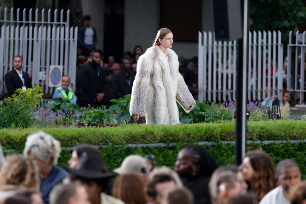 فاريل وليامز يفتتح أسبوع الموضة في باريس بعرض لـ لوي فيتون بمقر اليونسكو (صور)